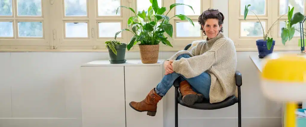 Valérie Gonzalez, fondatrice d'OK Solution, dans ses bureaux lumineux dédiés à l'accompagnement des formateurs