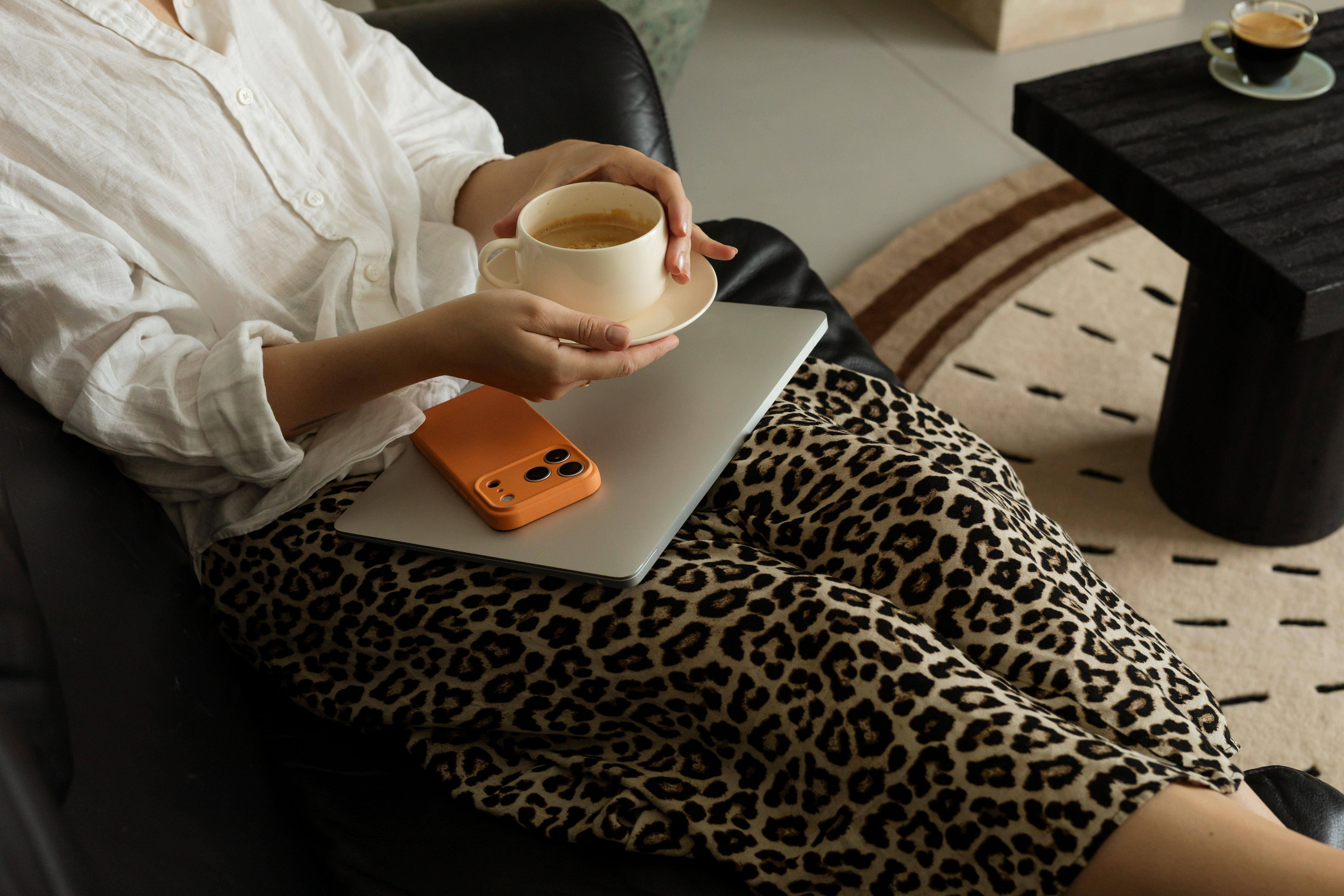 pause café avec un ordinateur et un téléphone orange