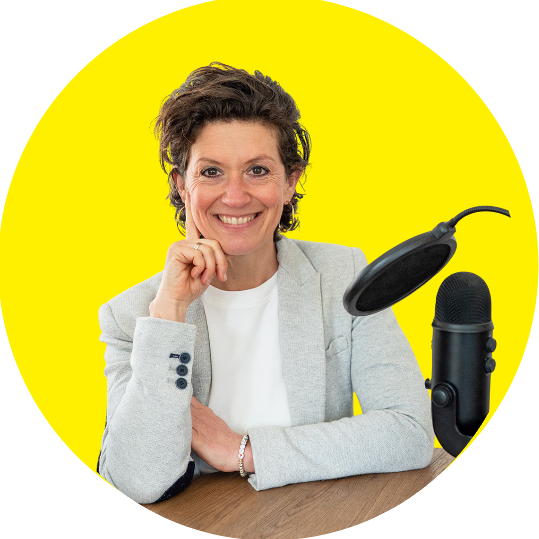 photo valérie gonzalez sur fond jaune avec son micro de podcast