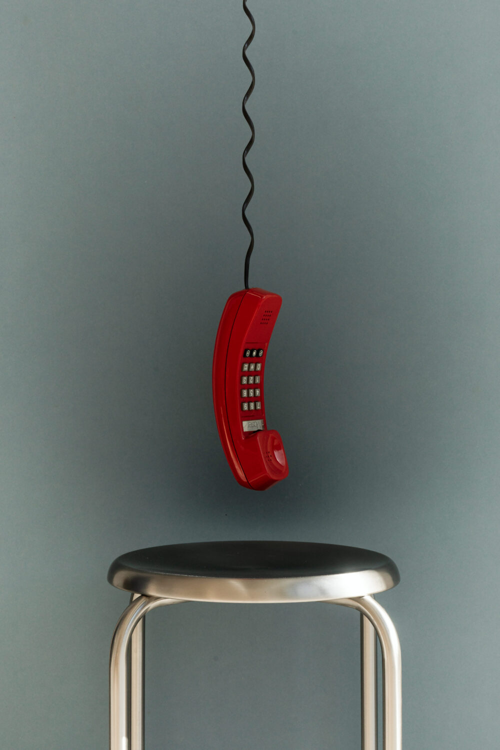 téléphone rouge sur tabouret métal
