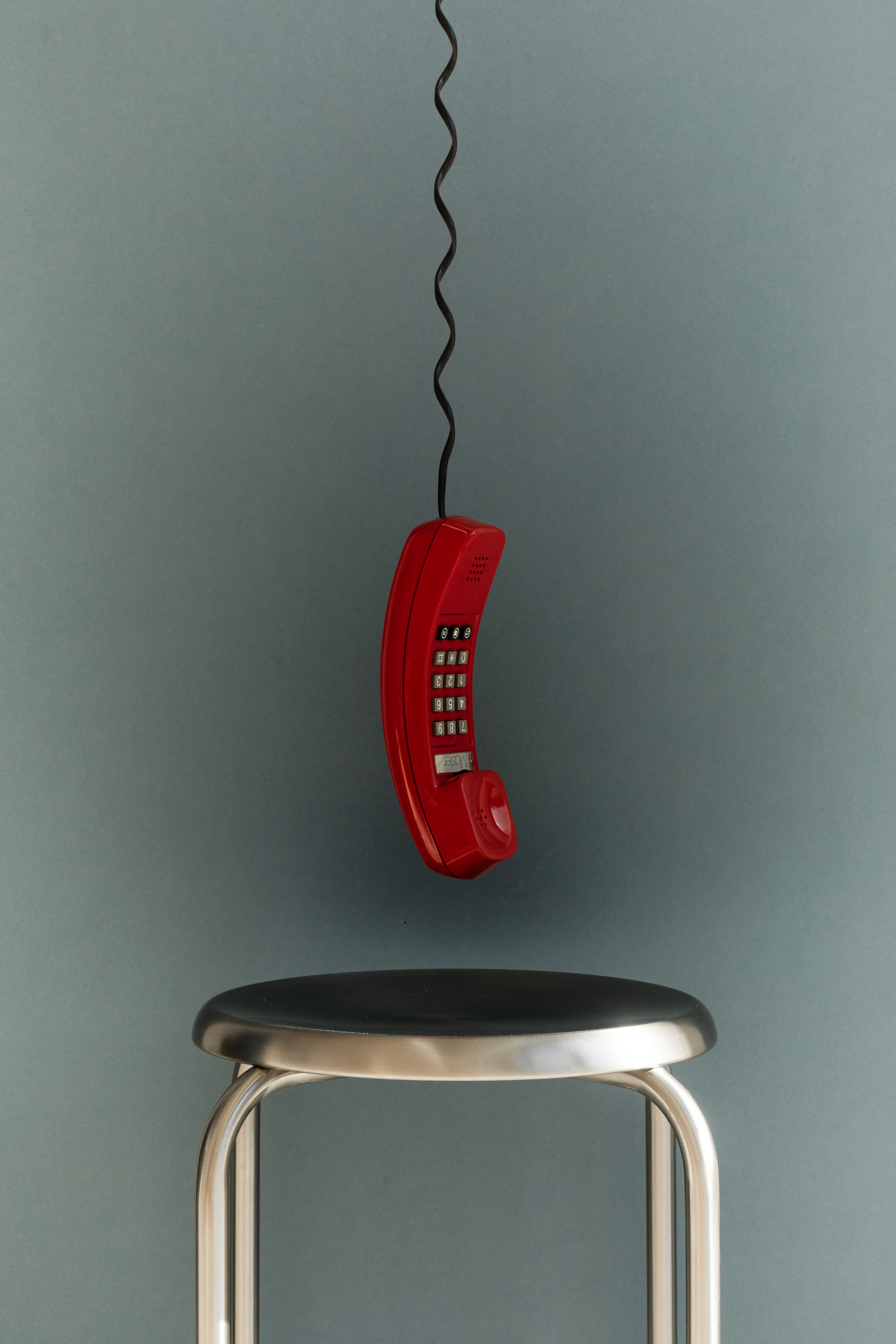 téléphone rouge sur tabouret métal