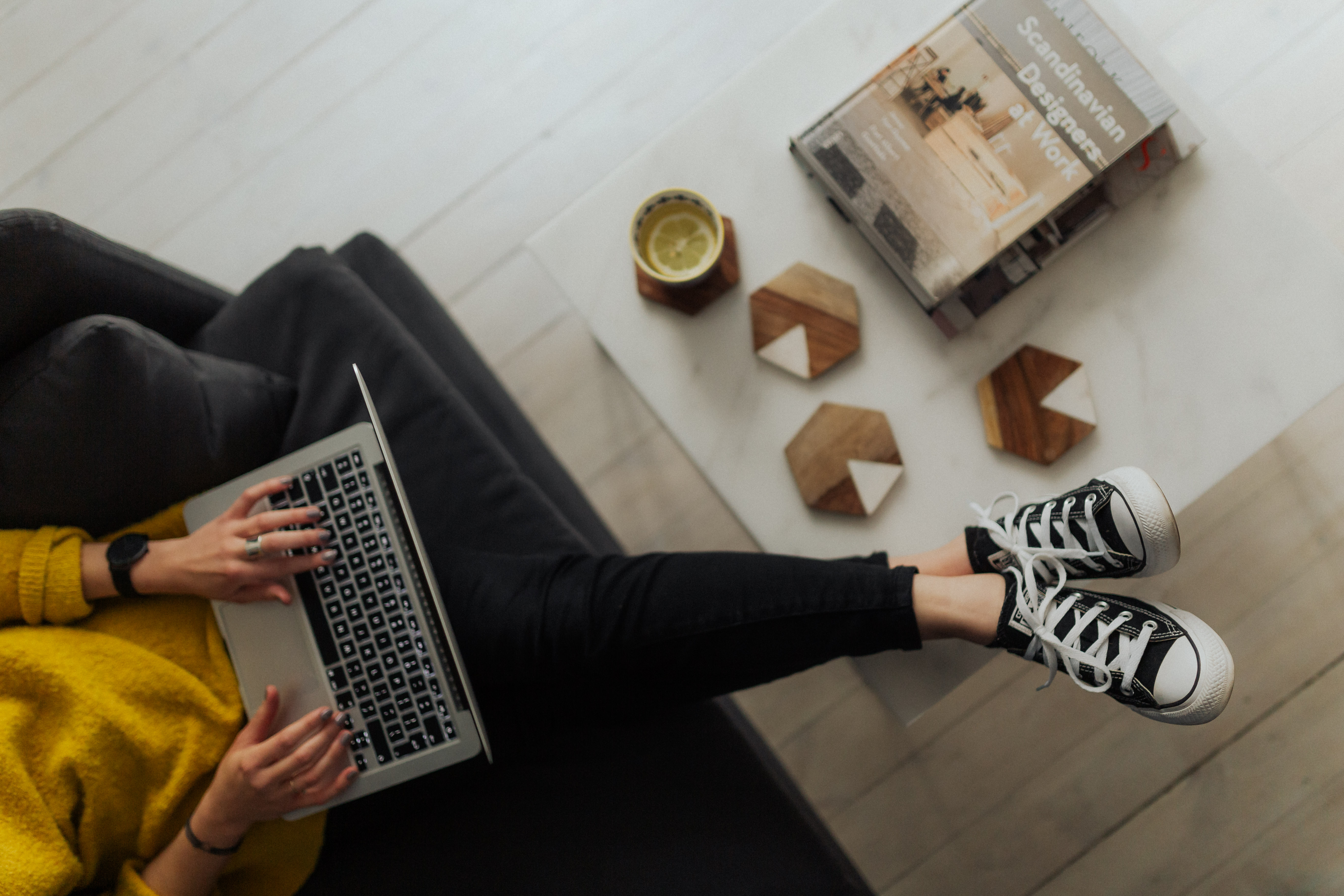 personne ecrivant sur clavier ordinateur, vue de haut