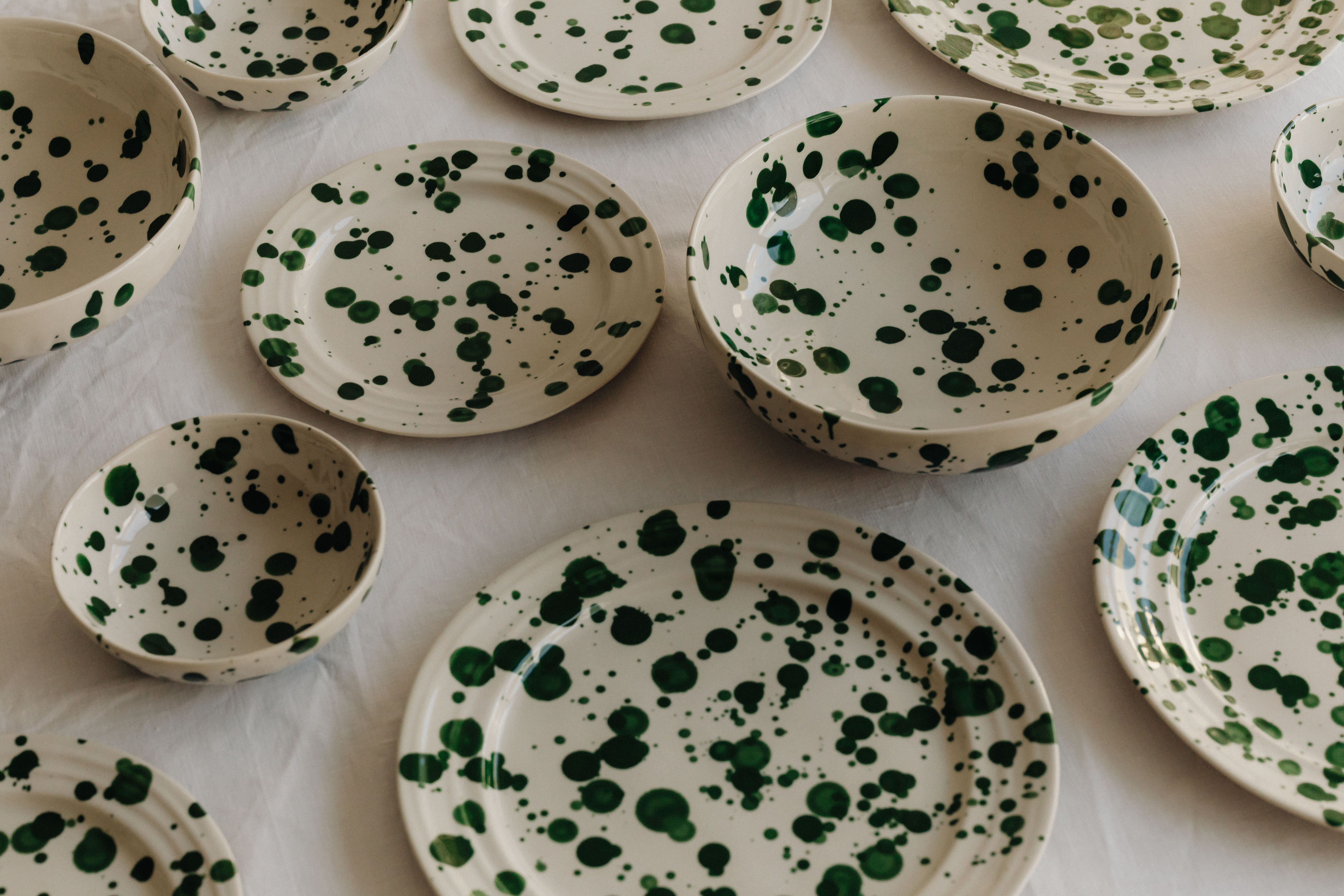 assiettes et vaisselle en céramique beige avec des taches noires