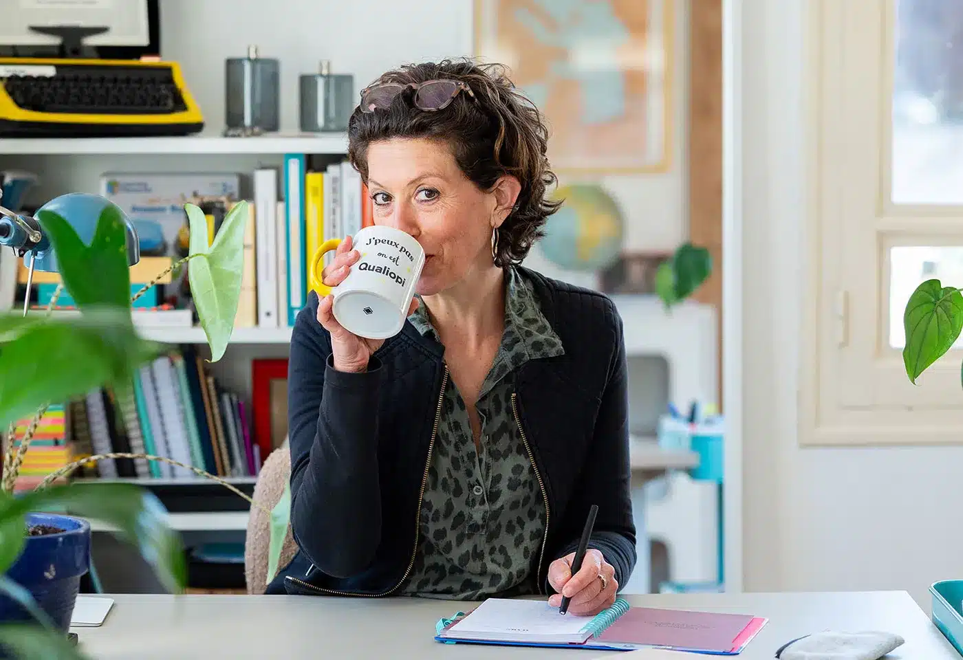 Valérie Gonzalez à son bureau, mug « J'peux pas, on est Qualiopi »